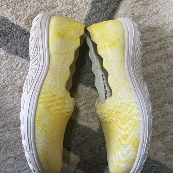New no box Skechers Relaxex Fit, memory foam yellow sneakers size 5 - Picture 2 of 4